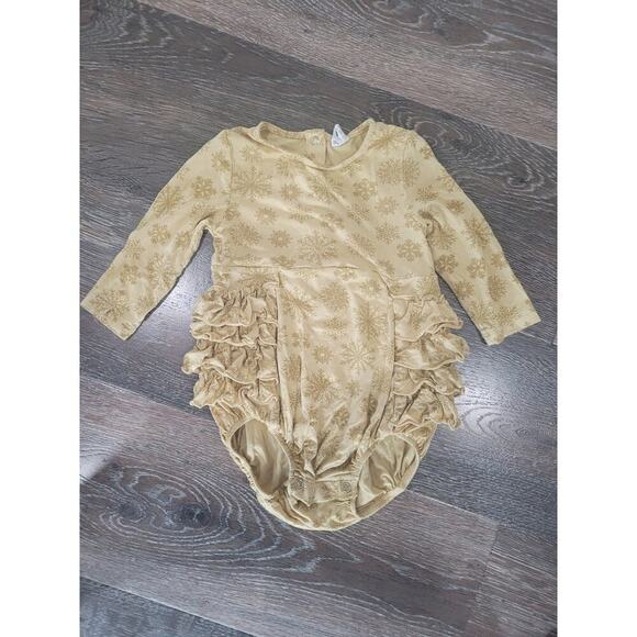 kate quinn Other - Kate Quinn Baby Girl Bamboo One‎ Piece Ruffle Butt 6-12 Snowflakes Winter #r
